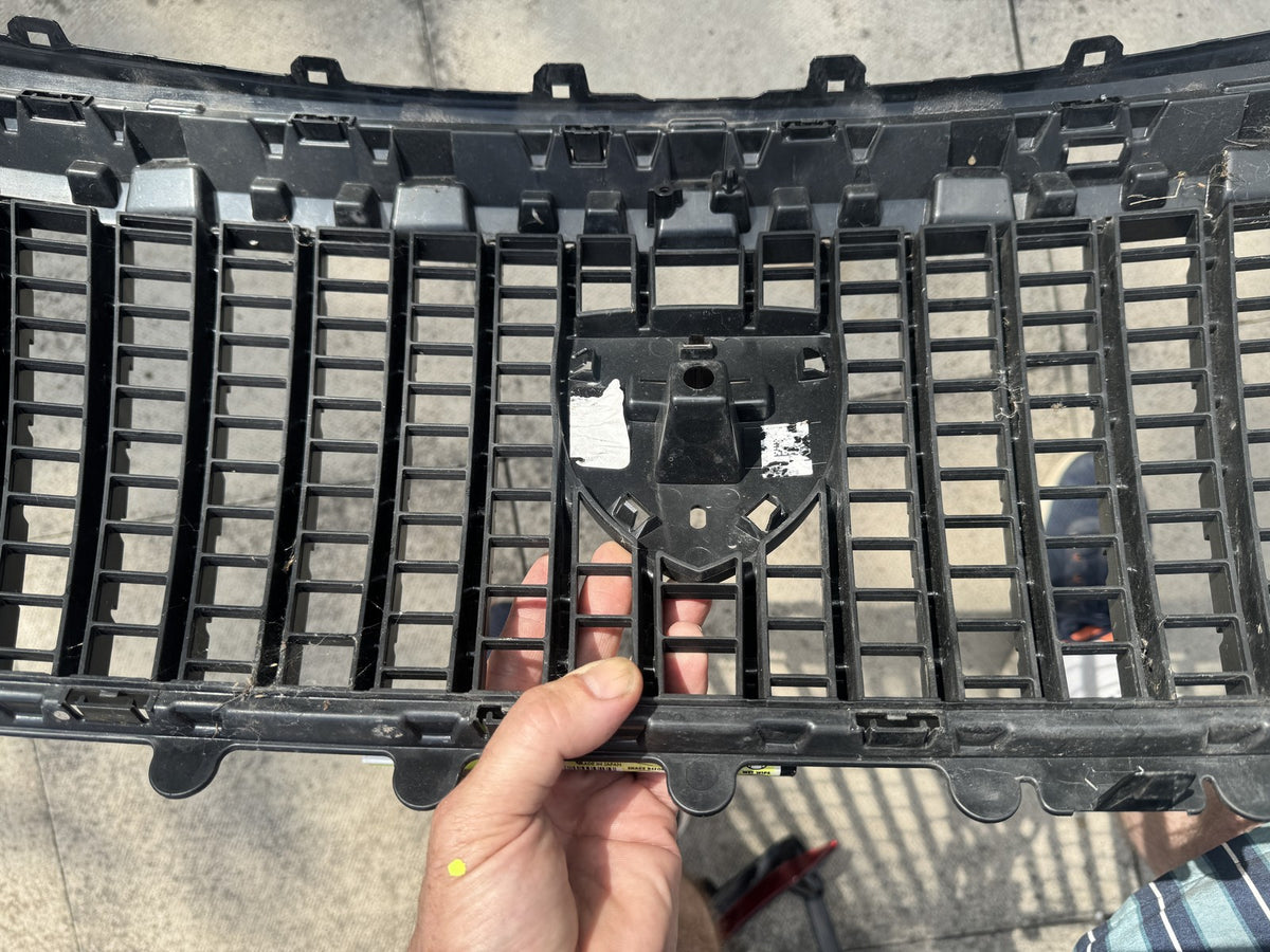 GENUINE PEUGEOT 2008 FACELIFT FRONT GRILLE 2023-ON 9852657680 ALL CLIPS GOOD