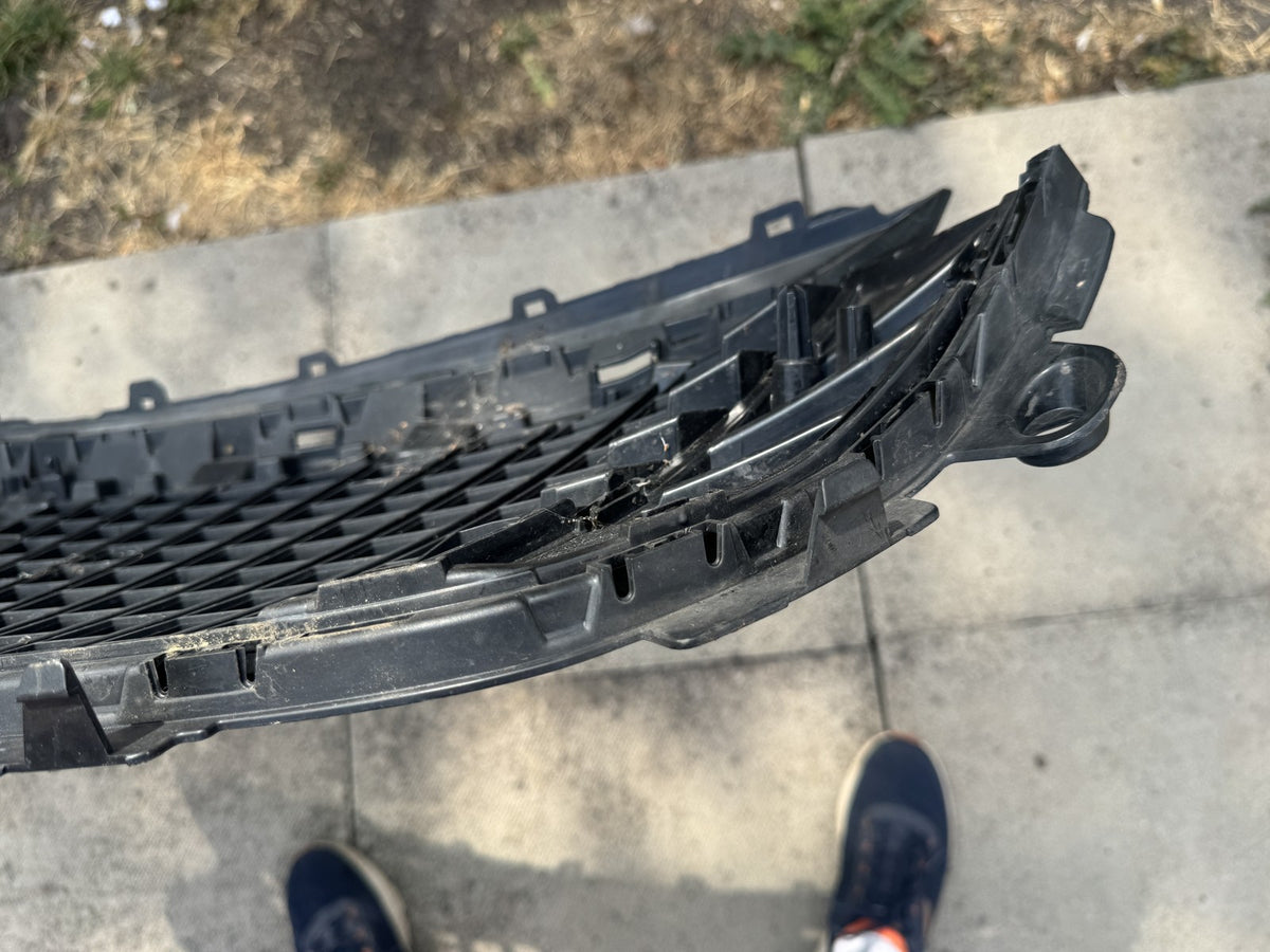 GENUINE PEUGEOT 2008 FACELIFT FRONT GRILLE 2023-ON 9852657680 ALL CLIPS GOOD