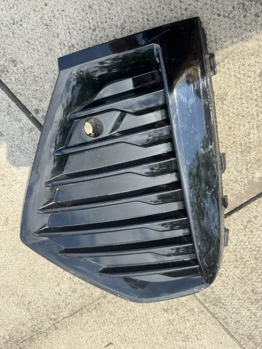VOLVO XC60 MK2 BAMPERIO GROTELĖS PRIEKINĖS DEŠINĖS 32234962 2020on