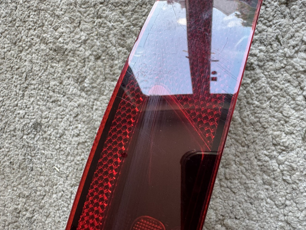 GENUINE POLESTAR 2 REAR BUMPER REFLECTOR LEFT 31698755 2020-2025