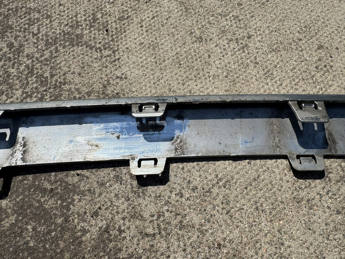 GENUINE MERCEDES C-CLASS W205 FRONT BUMPER CHROME TRIM STRIP A205 885