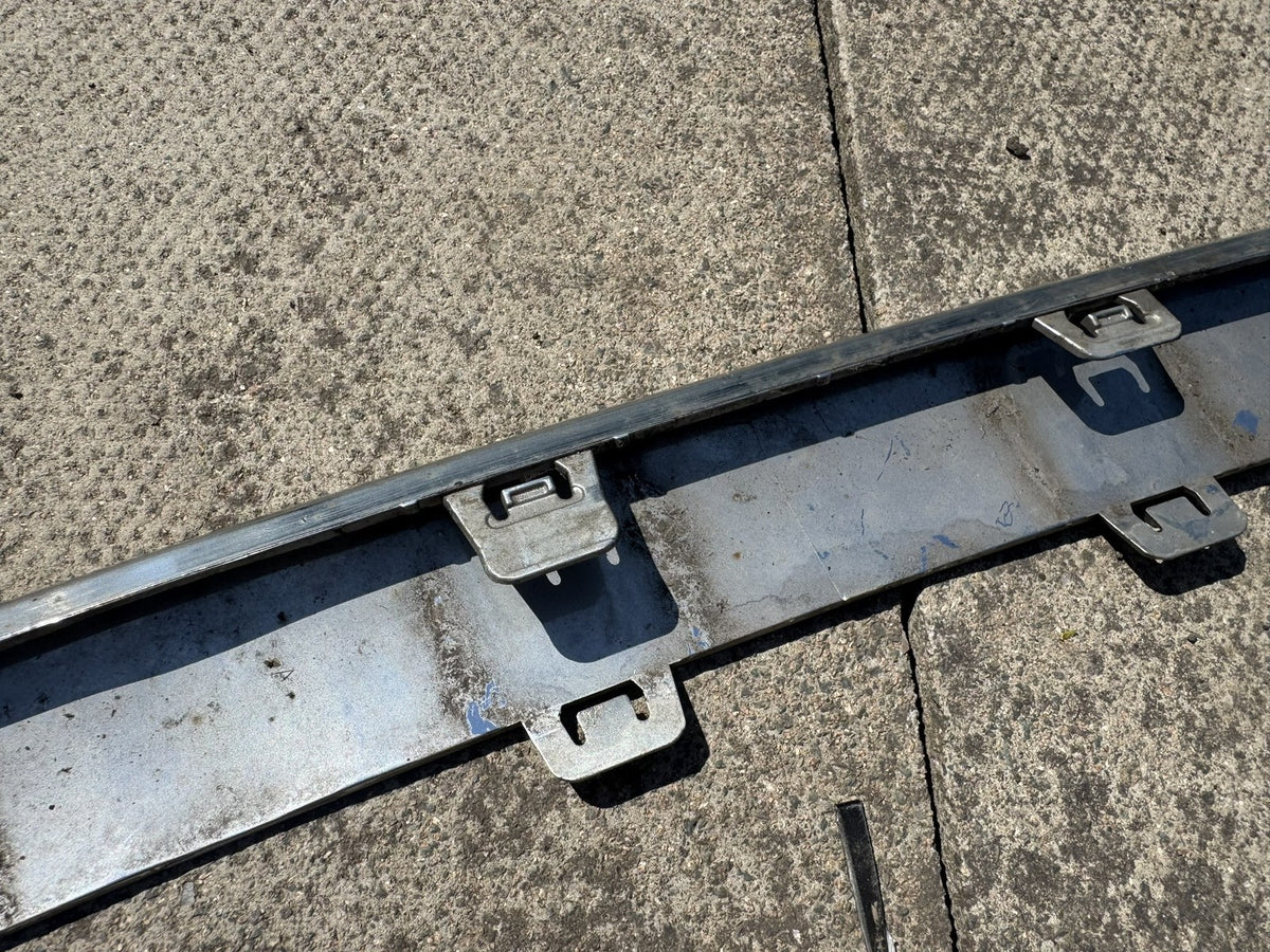 GENUINE MERCEDES C-CLASS W205 FRONT BUMPER CHROME TRIM STRIP A205 885