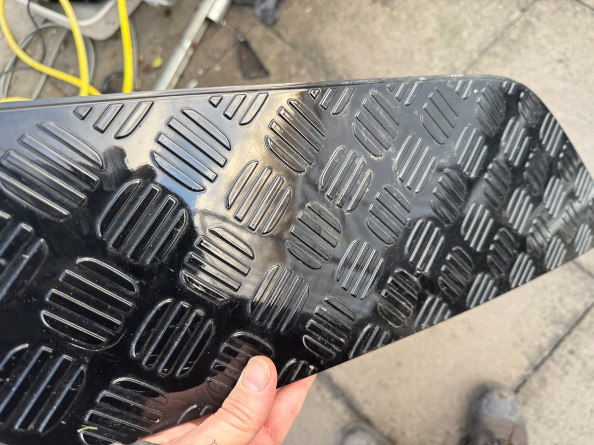 คิ้วฝากระโปรงหน้าซ้าย Land Rover Defender L663 2025 N8B216C629 L8B216C629 T8B216C629