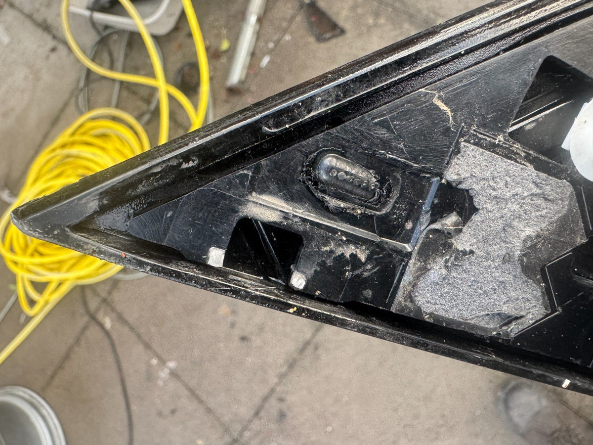 คิ้วฝากระโปรงหน้าซ้าย Land Rover Defender L663 2025 N8B216C629 L8B216C629 T8B216C629