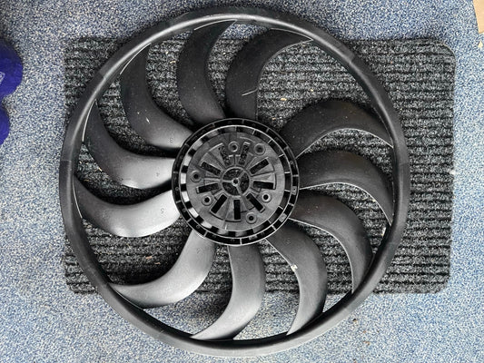 ORIGINALUS 2020 LAND ROVER RANGE ROVER EVOQUE (L538) Radiatoriaus ventiliatorius 825.0146 14502808