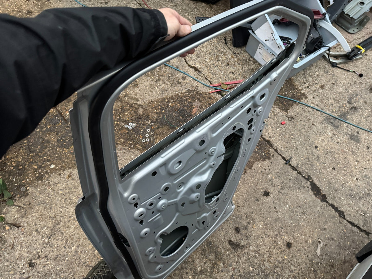 2025 Citroen DS5 rear right door bare scratched dented
