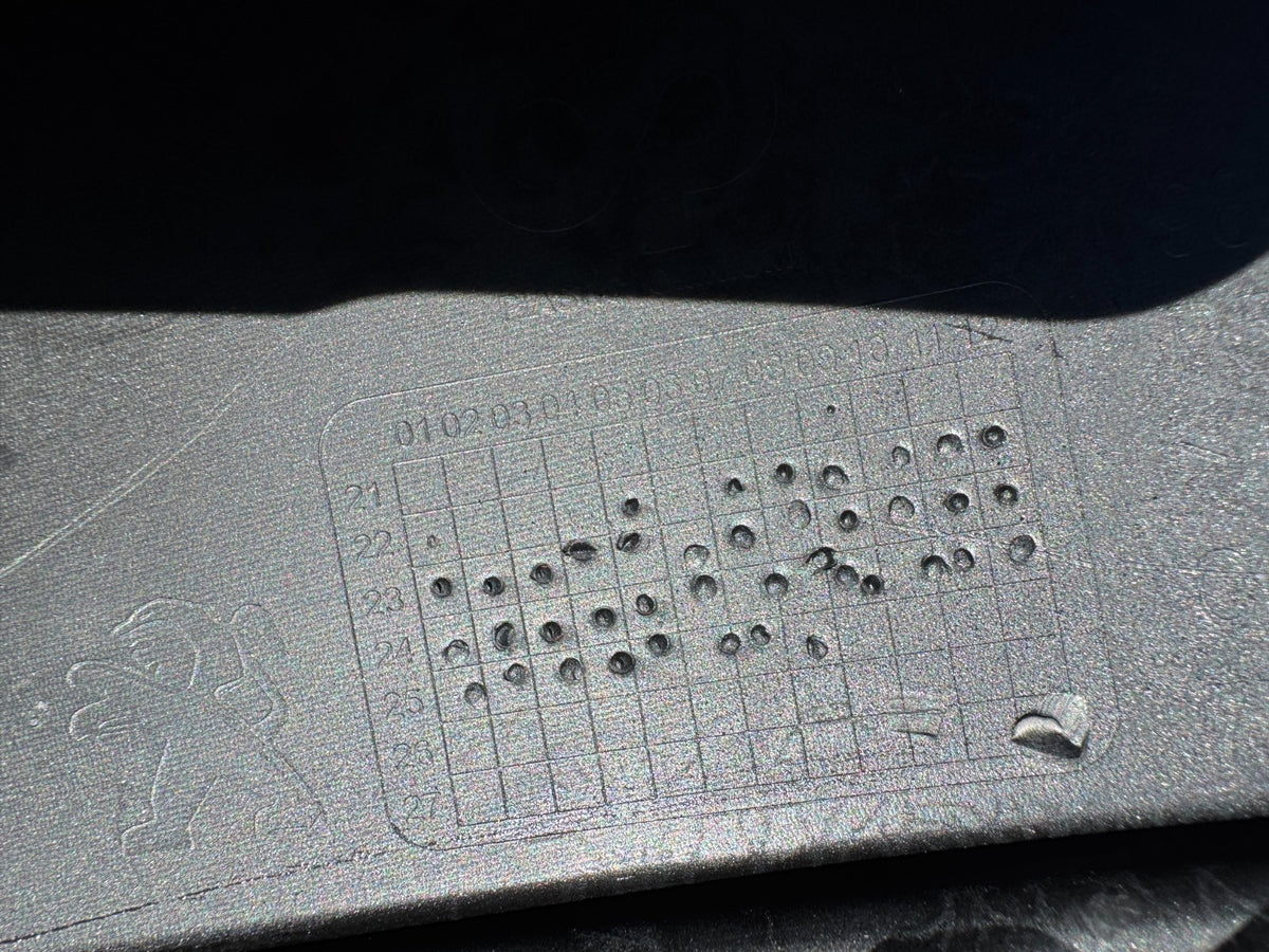 COVER BINGKAI TRIM KIRI BAWAH BUMPER DEPAN PEUGEOT TULEN 408 P/N 9840751080