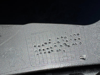 COVER BINGKAI TRIM KIRI BAWAH BUMPER DEPAN PEUGEOT TULEN 408 P/N 9840751080