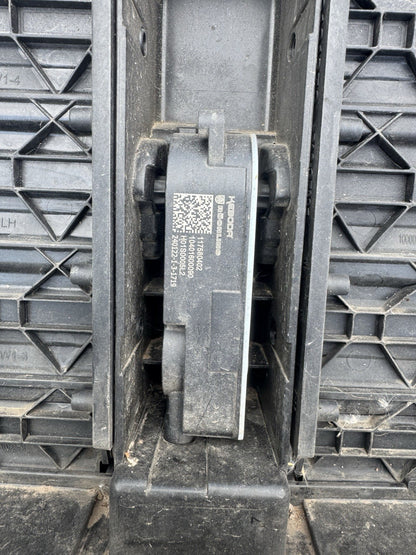 ชำรุด!!! ท่อดักลมอินเตอร์คูลเลอร์ ตัวกลาง Volvo EX30 2024 80005258 แท้