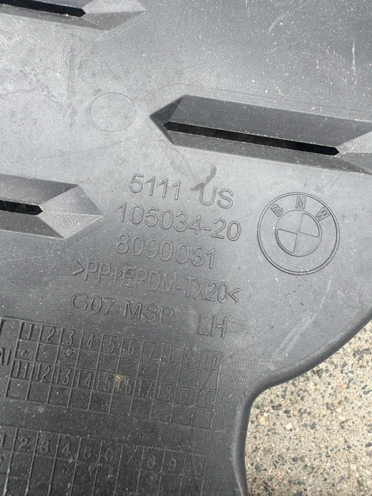 BMW 原廠 X7 G07 前格柵飾蓋 飾條, 保桿下 51118090081. 左