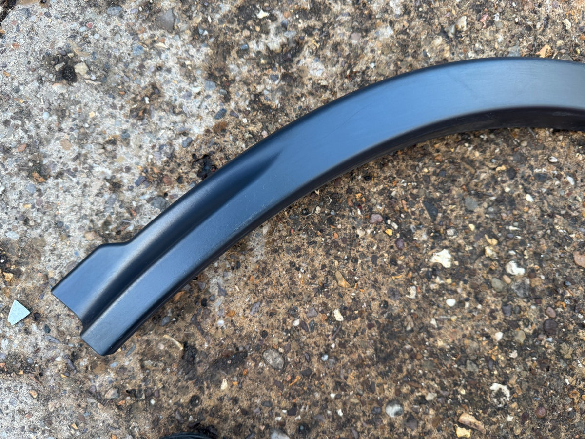 LAND ROVER DISCOVERY L550 WHEEL ARCH TRIM REAR LEFT LK72290E23B