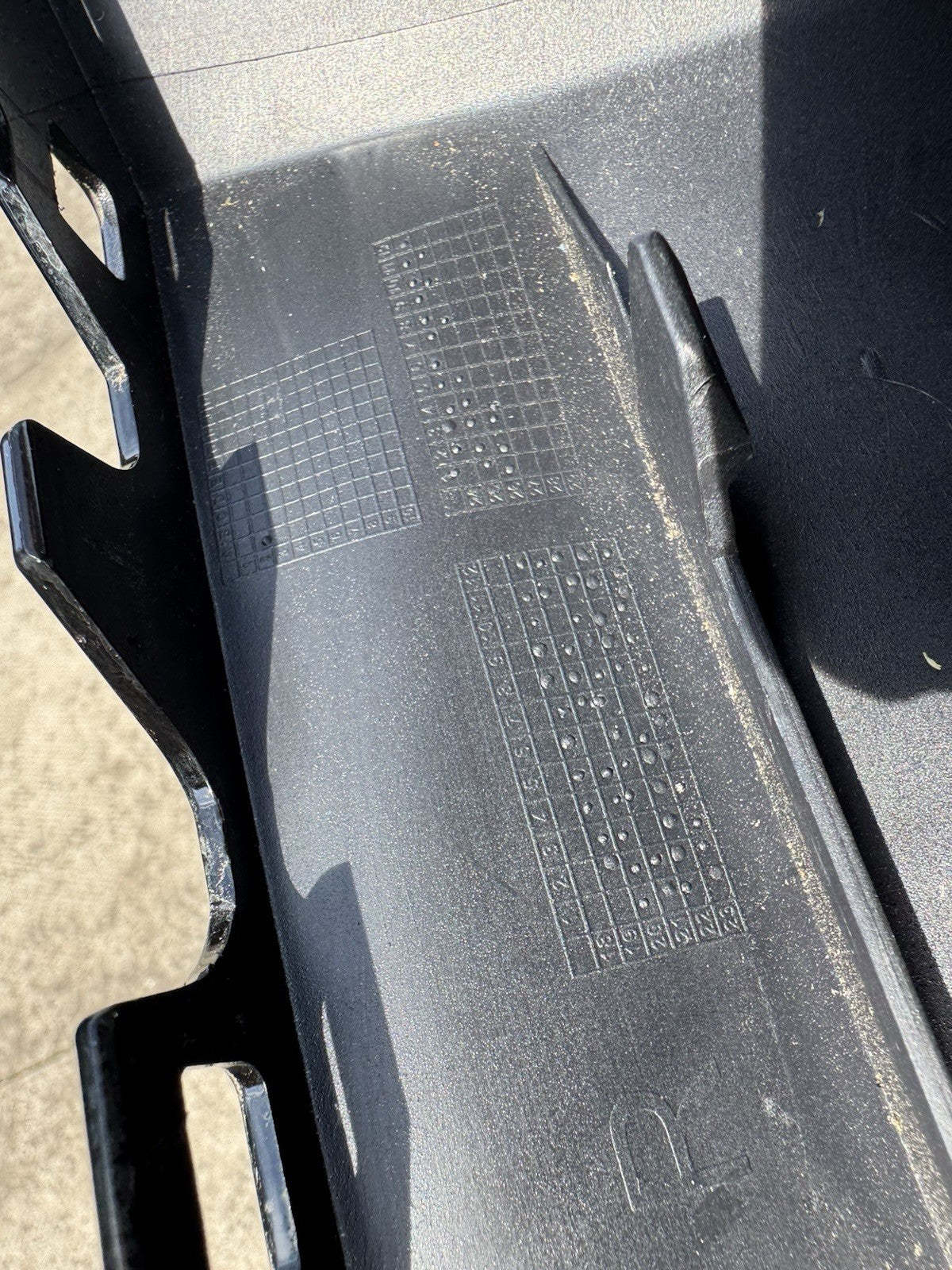 Land Rover Defender 前保桿右側角落 2020 ON L8B2-17D749-CA