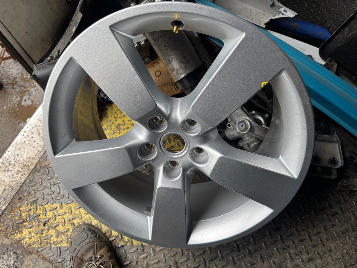 2025/26 GENUINE LAND ROVER DEFENDER L663 20" 8.5J SILVER ALLOY WHEEL L8B21007GB