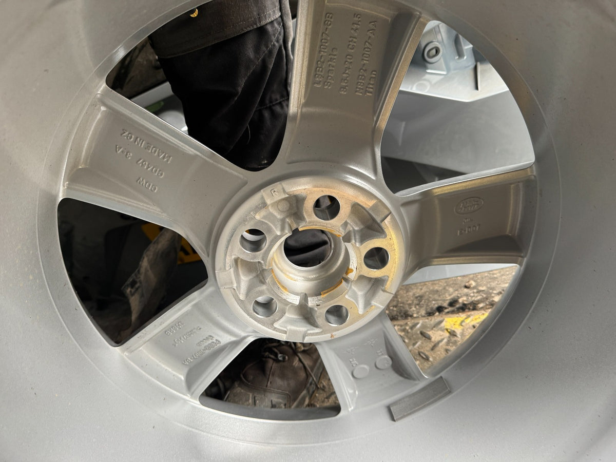 2025/26 GENUINE LAND ROVER DEFENDER L663 20" 8.5J SILVER ALLOY WHEEL L8B21007GB