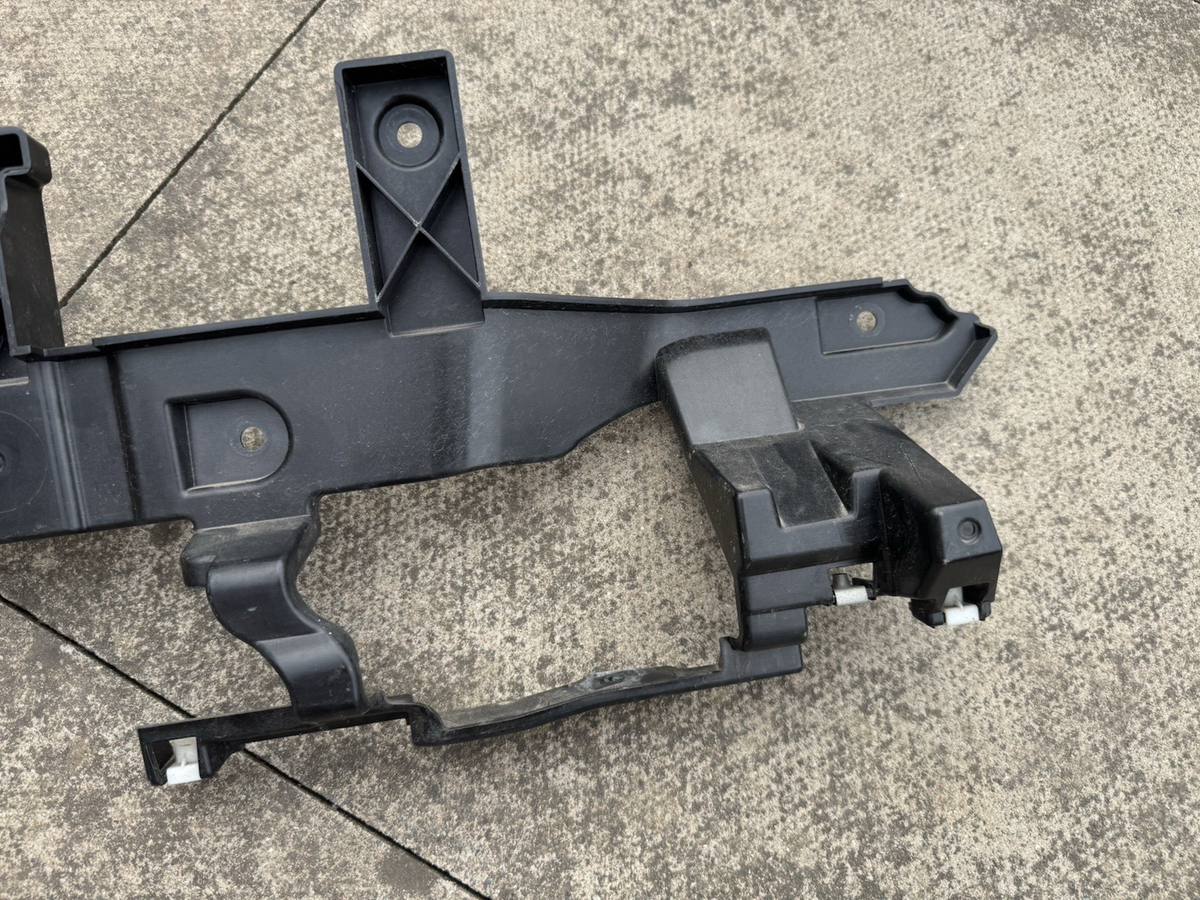 LAND ROVER RANGE ROVER SPORT 2022-2026 BREKET BUMPER DEPAN N9X2-17E800-A