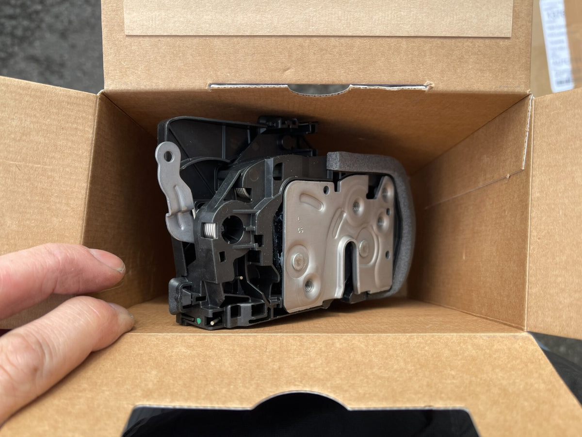 NEW VOLVO XC90 MK2 FRONT LEFT DOOR LOCK 31440997 GENUINE