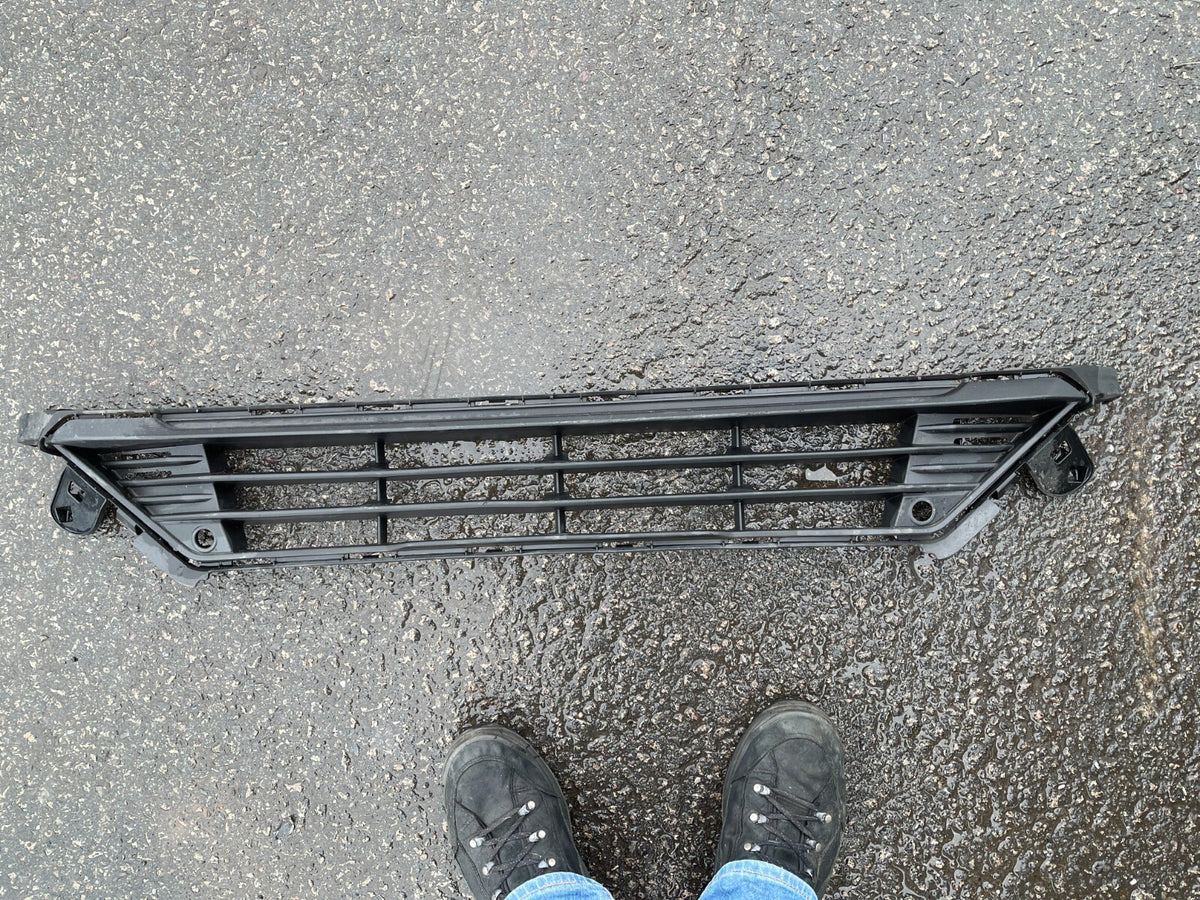 GENUINE Middle front grill Volvo v60 s60 pdc