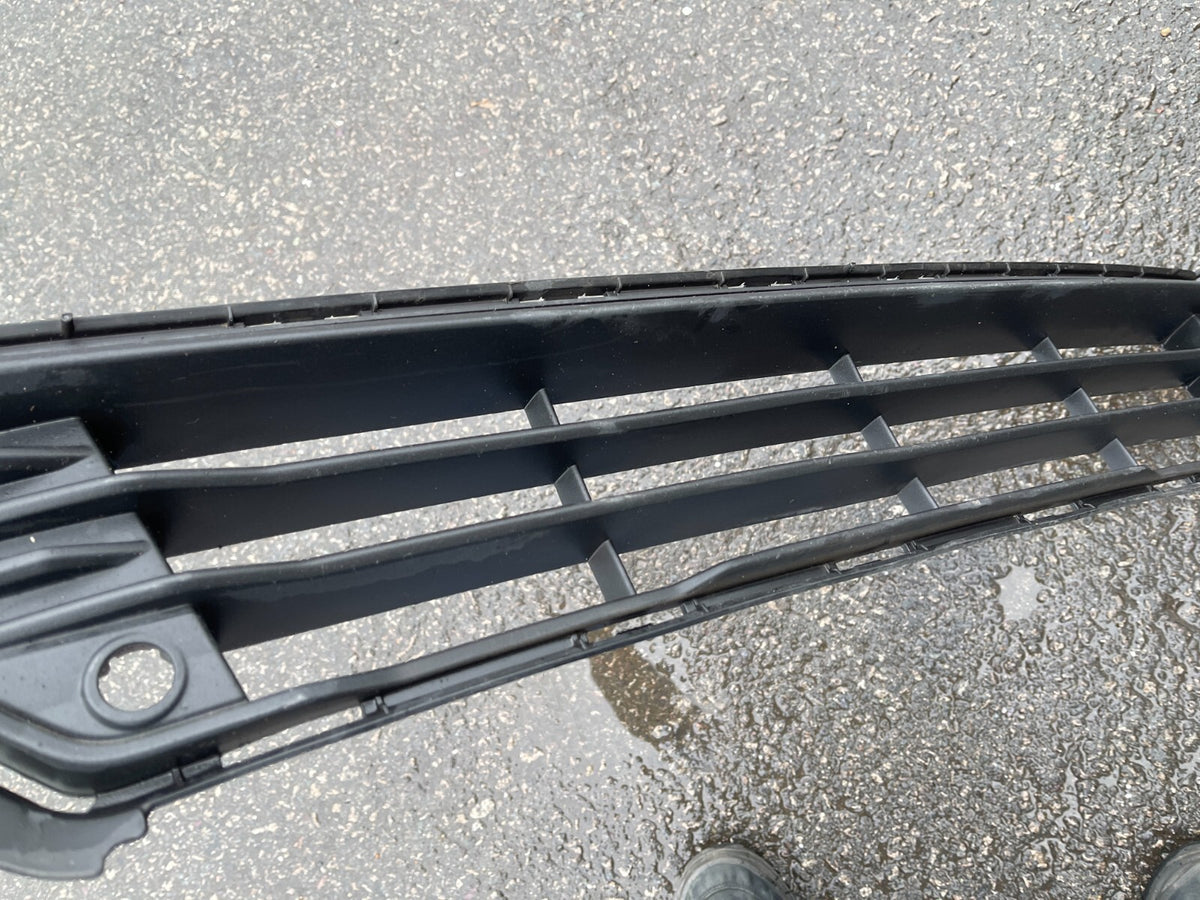 GENUINE Middle front grill Volvo v60 s60 pdc