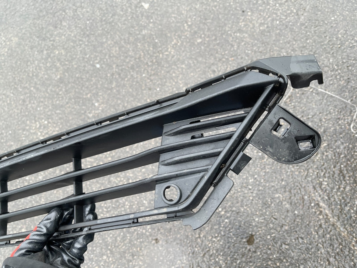 GENUINE Middle front grill Volvo v60 s60 pdc