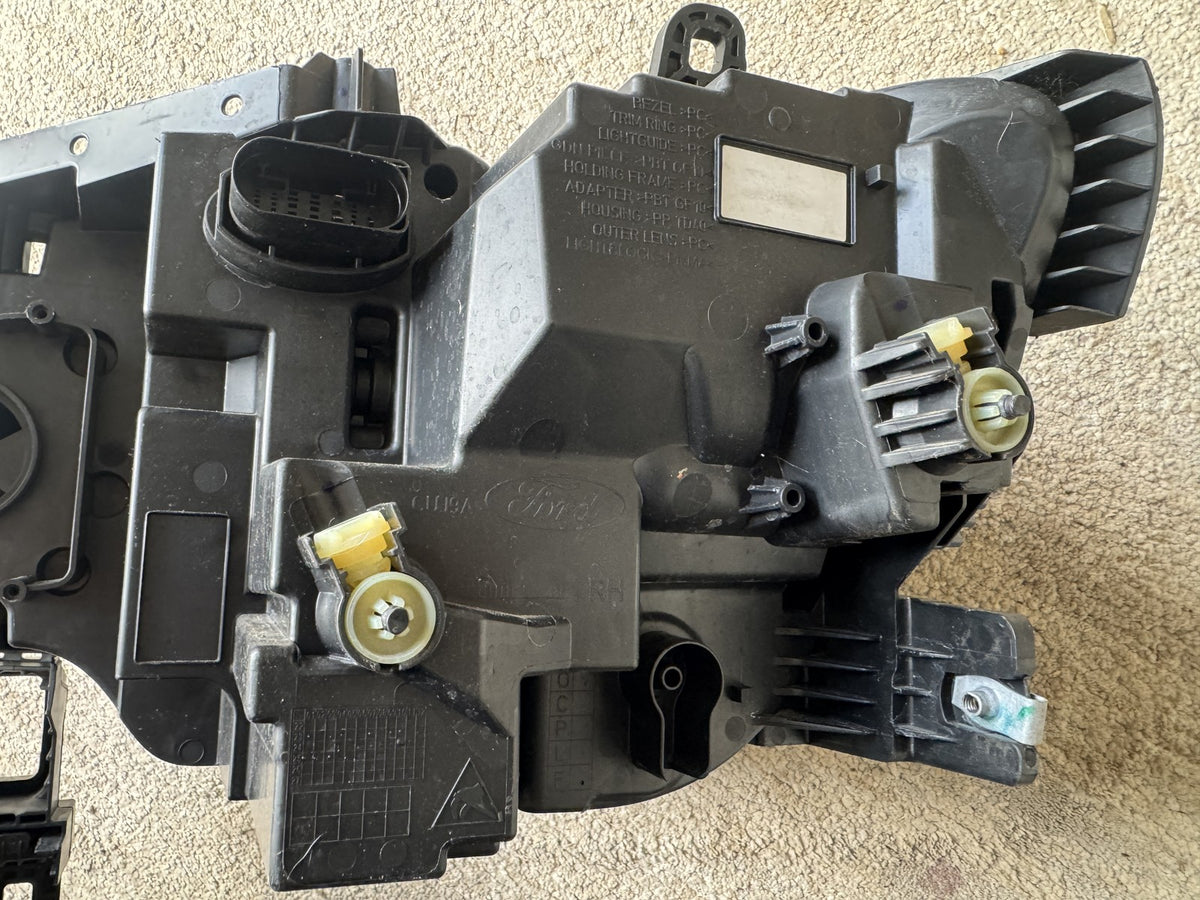 GENUINE FORD CAPRI EV 2024-2026 RIGHT LED HEADLIGHT R2KB-13E014-BD ALL LUGS GOOD