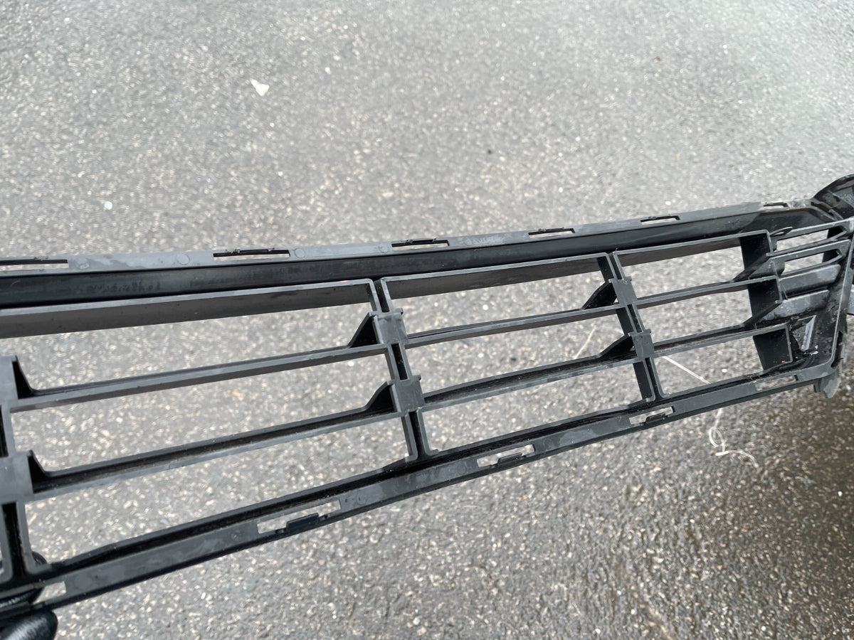 GENUINE Middle front grill Volvo v60 s60 pdc