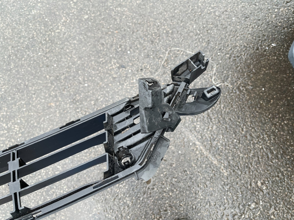 GENUINE Middle front grill Volvo v60 s60 pdc