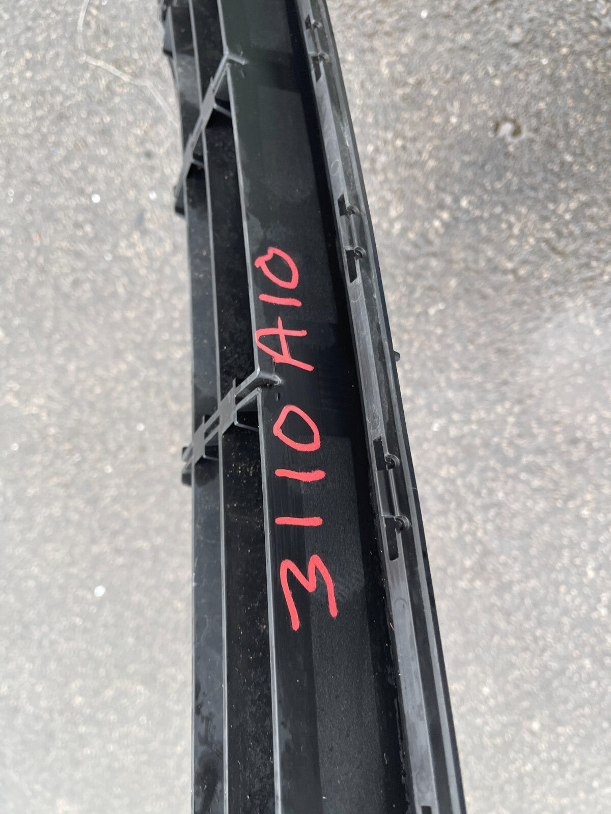 GENUINE Middle front grill Volvo v60 s60 pdc