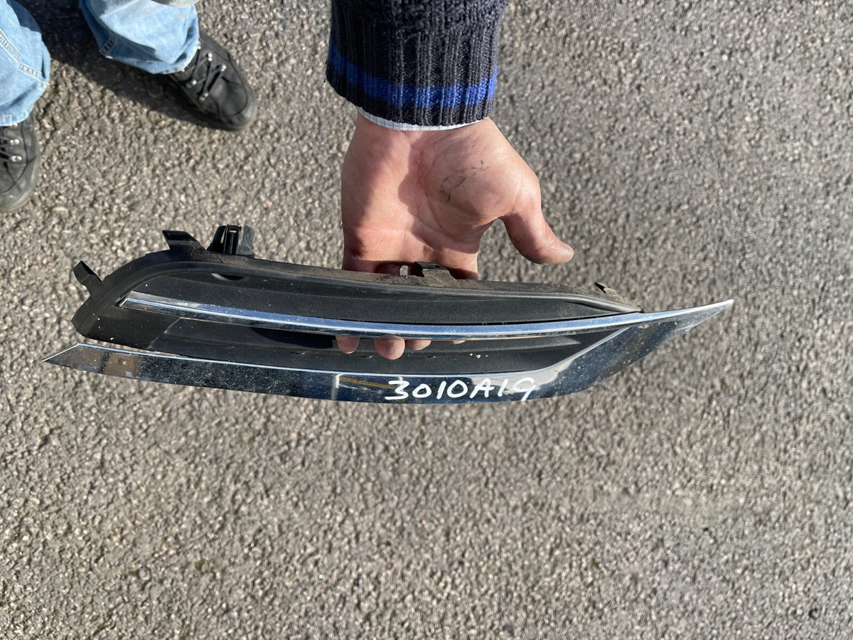 Kisi-kisi bumper dengan trim krom sisi kanan Volvo s-90 2018 Original