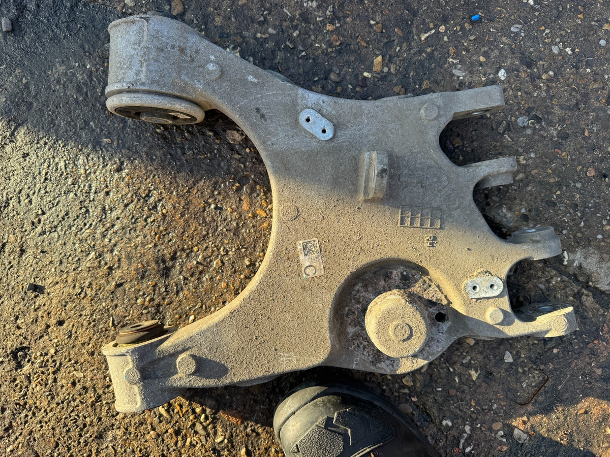 sayap ayun / wishbone kanan belakang Grecale / Alfa Romeo STELVIO 12.16- ARM Bawah 21039373