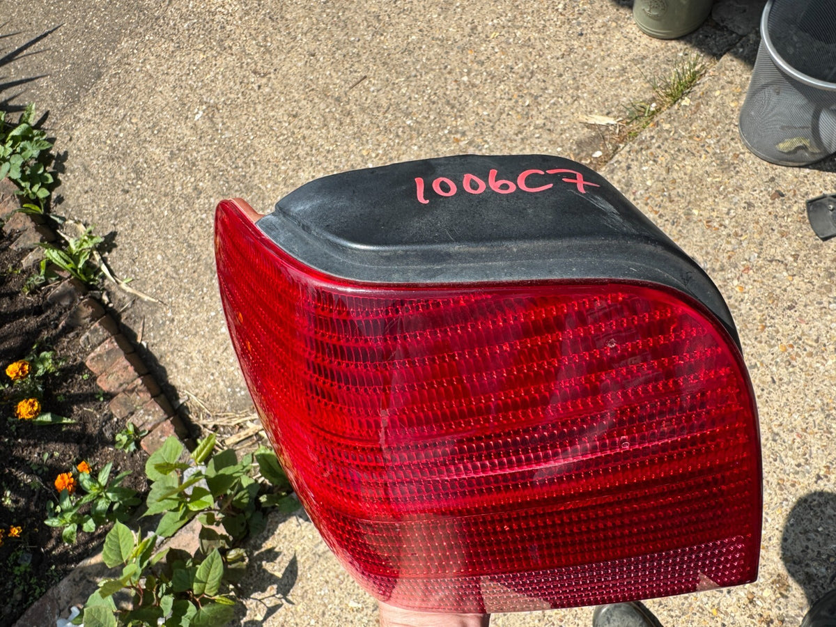 2000 VOLKSWAGEN POLO REAR LEFT LIGHT 6N0945095J