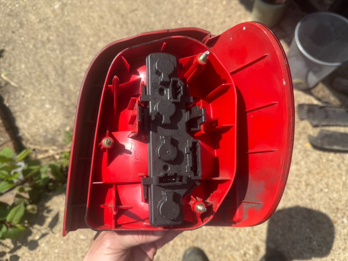 2000 VOLKSWAGEN POLO REAR LEFT LIGHT 6N0945095J