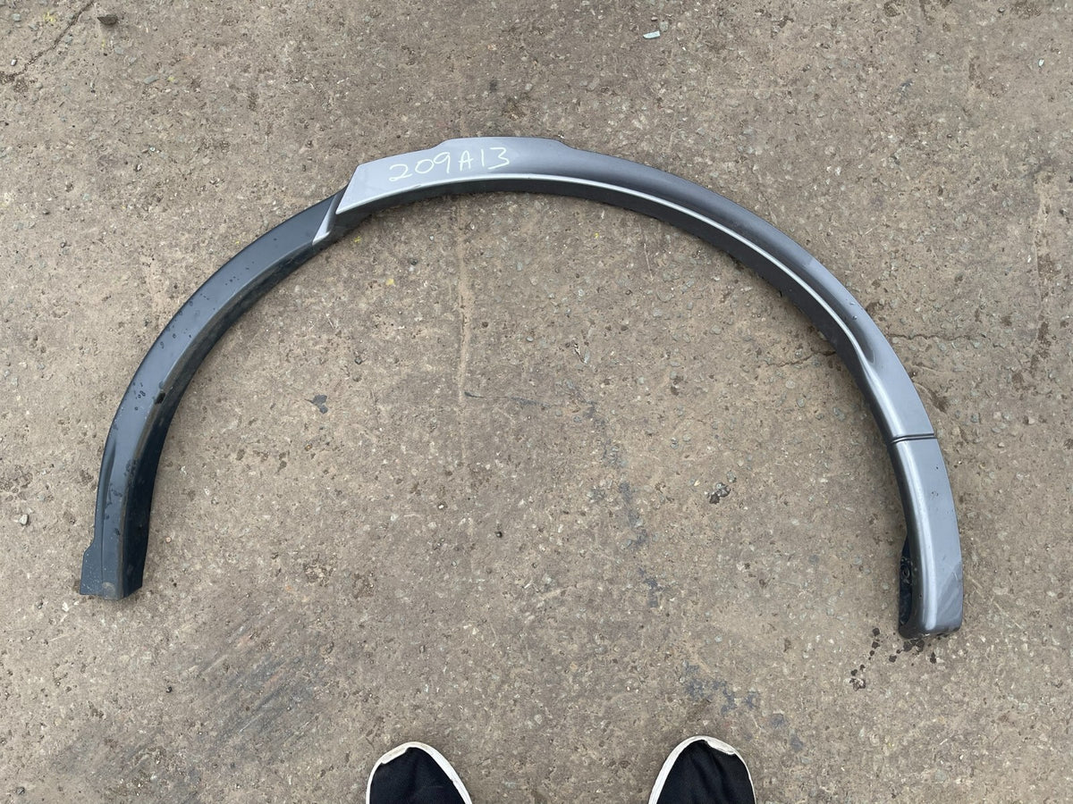 LAND ROVER DISCOVERY L550 2022 WHEEL ARCH TRIM RLH | LK72290E23A NO PDC