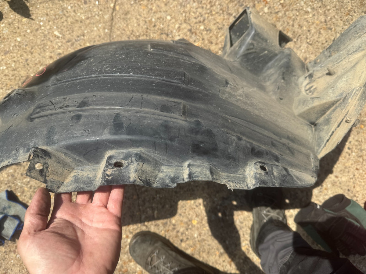 18-ON MERCEDES BENZ SPRINTER W907 FRONT RIGHT SIDE SPLASH GUARD A9076840100