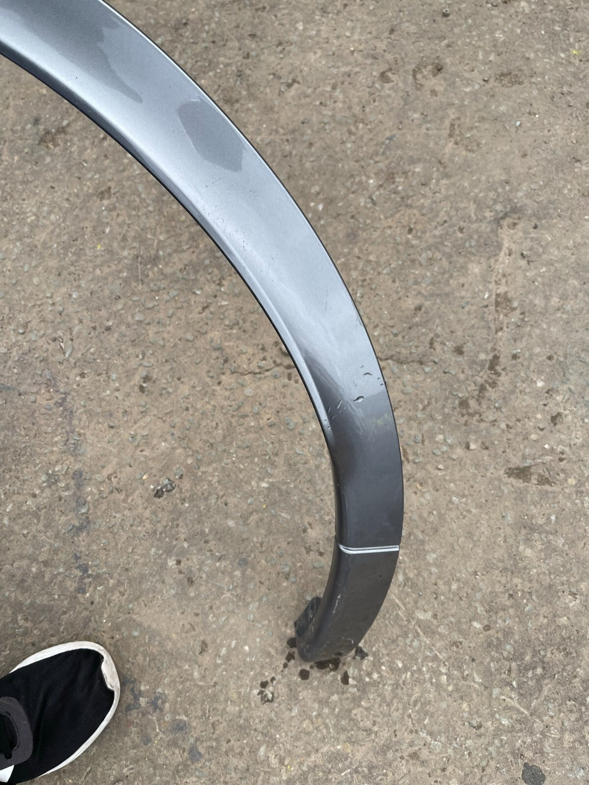 LAND ROVER DISCOVERY L550 2022 WHEEL ARCH TRIM RLH | LK72290E23A NO PDC