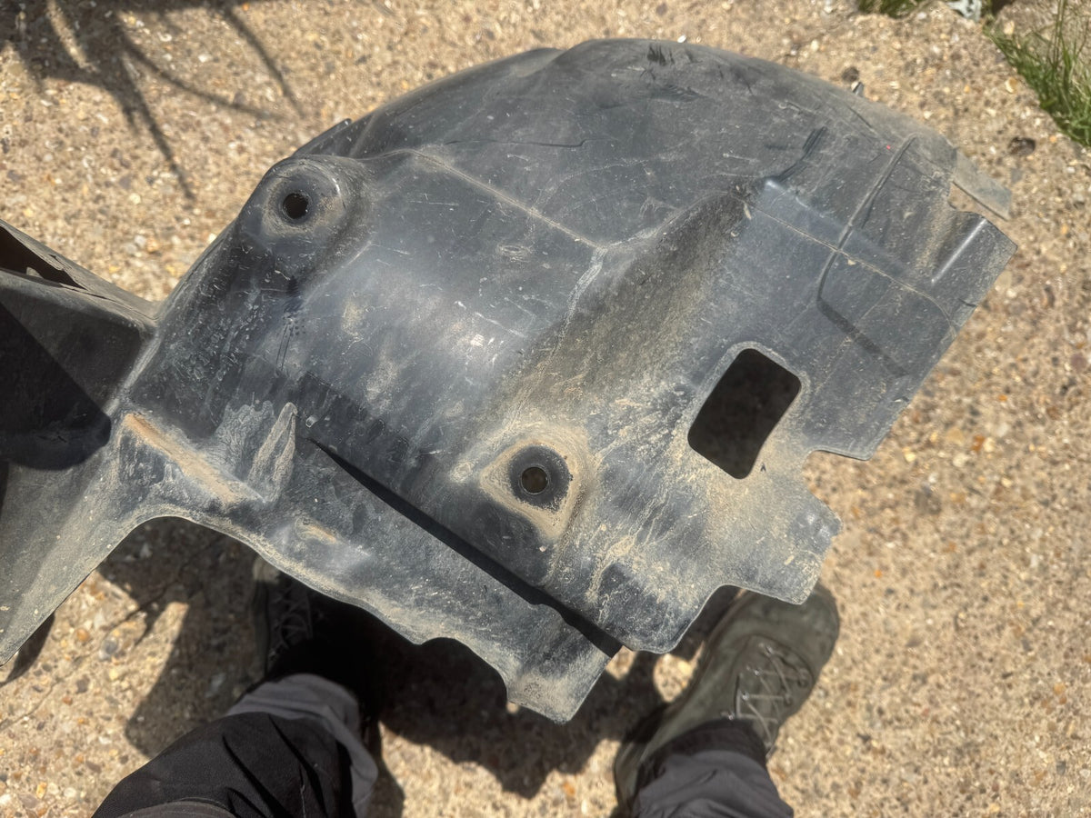 18-ON MERCEDES BENZ SPRINTER W907 FRONT RIGHT SIDE SPLASH GUARD A9076840100