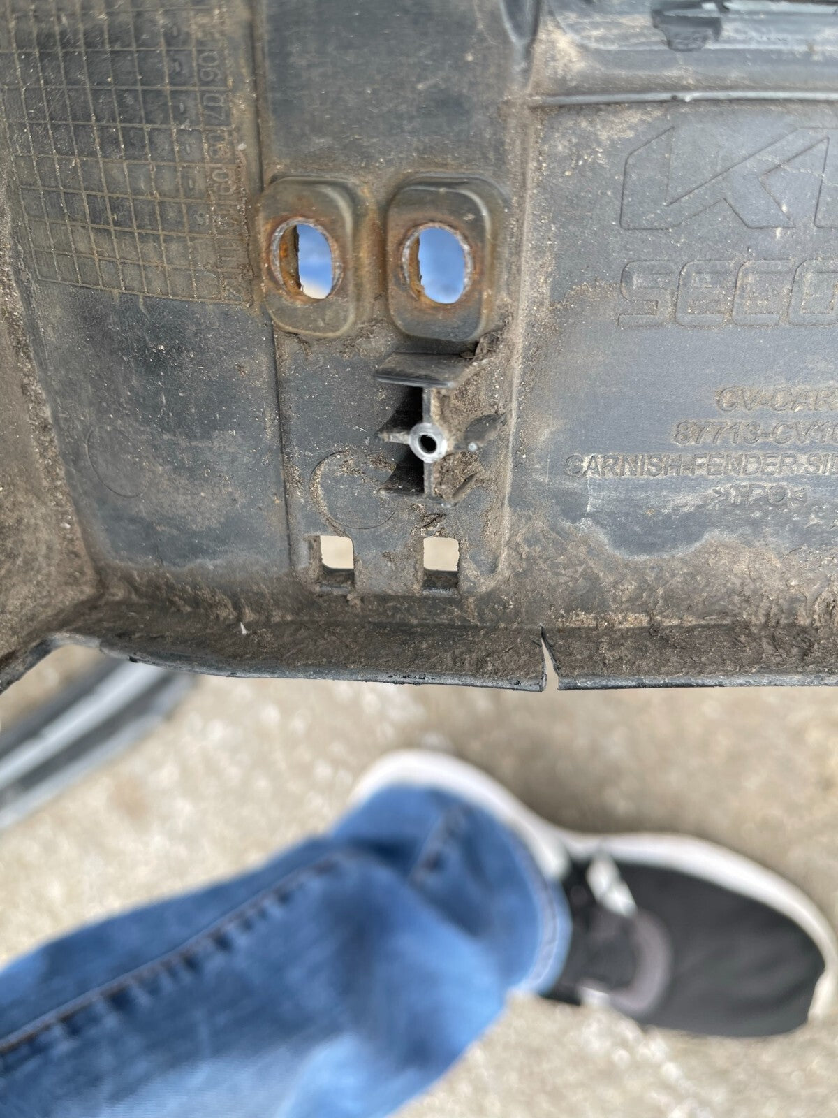 KIA EV6 2021 Left fender trim molding 87713CV100 DAMAGED