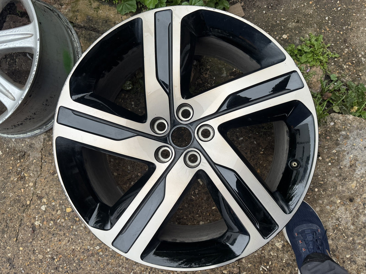 Genuine Land Rover 22 9.5J Gloss Black Alloy Wheel MY42-1007-DA Cracked Buckled