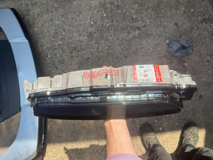 Range Rover Vogue L460 LED Rear Light Lamp RIGHT GENUINE M8E2-13404-AL CHIPPED