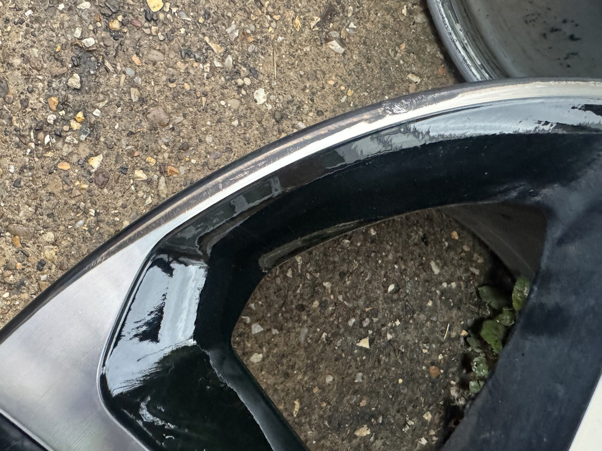 Genuine Land Rover 22 9.5J Gloss Black Alloy Wheel MY42-1007-DA Cracked Buckled