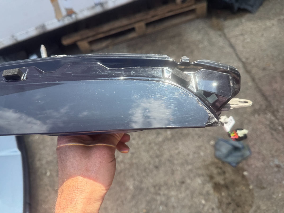 Range Rover Vogue L460 LED Rear Light Lamp RIGHT GENUINE M8E2-13404-AL CHIPPED