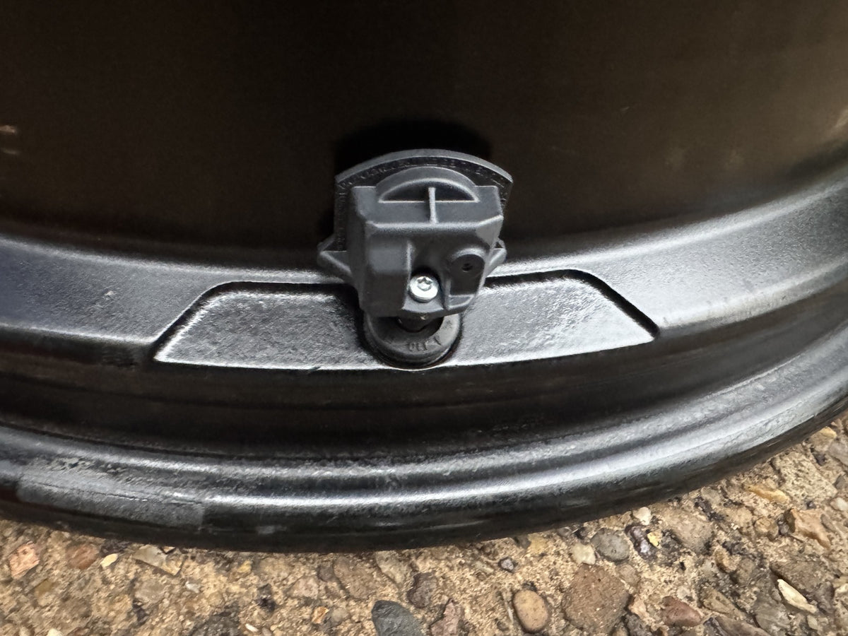 Genuine Land Rover 22 9.5J Gloss Black Alloy Wheel MY42-1007-DA Cracked Buckled