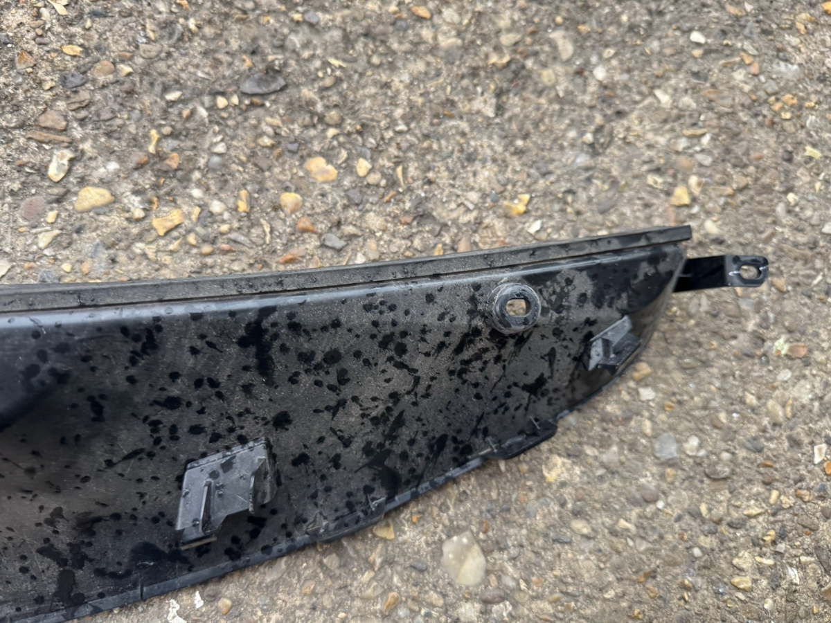 Range Rover L460 Winscreen Wiper Cover Trim Genuine P/N M8E2-16F654-AC REF H3E22