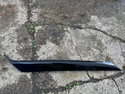 Cherry 7 2023on left windshield molding 609001874ab