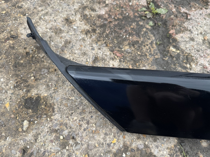 Cherry 7 2023on left windshield molding 609001874ab