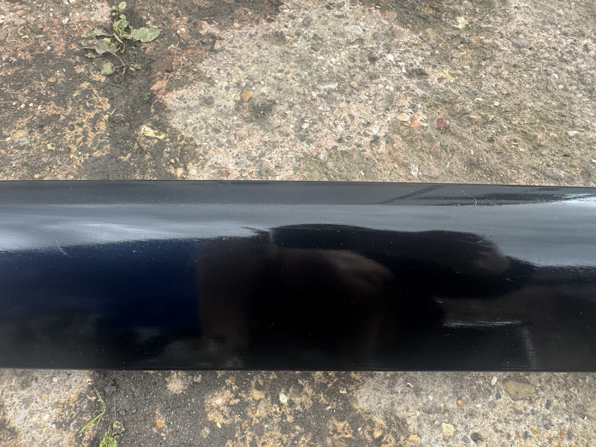 Cherry 7 2023on left windshield molding 609001874ab