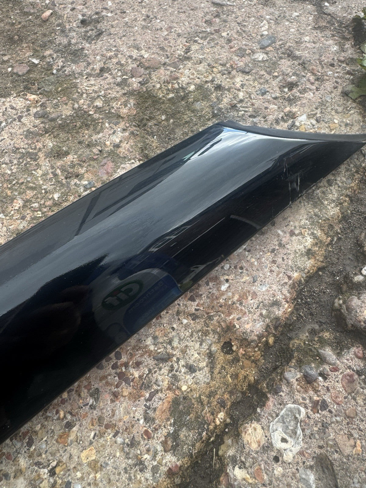 Cherry 7 2023on left windshield molding 609001874ab