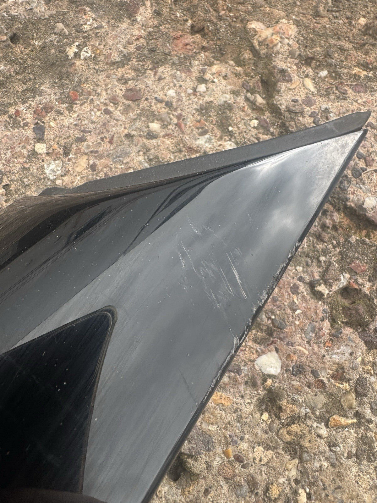 Cherry 7 2023on left windshield molding 609001874ab