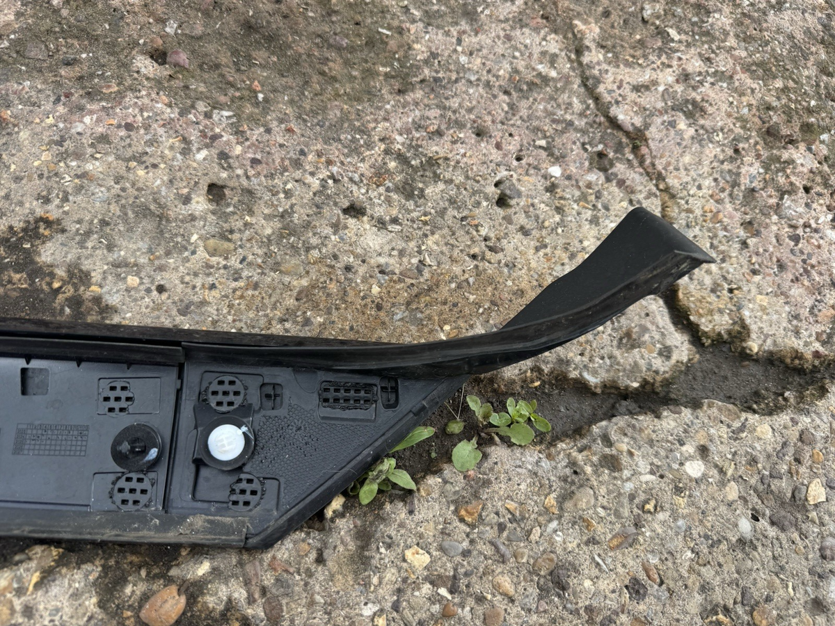 Cherry 7 2023on left windshield molding 609001874ab