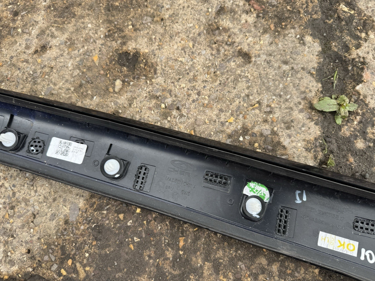 Cherry 7 2023on left windshield molding 609001874ab