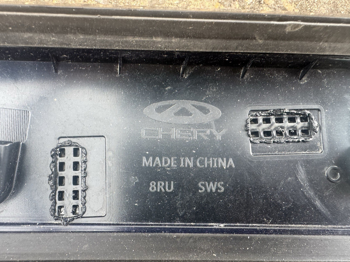 Cherry 7 2023on left windshield molding 609001874ab